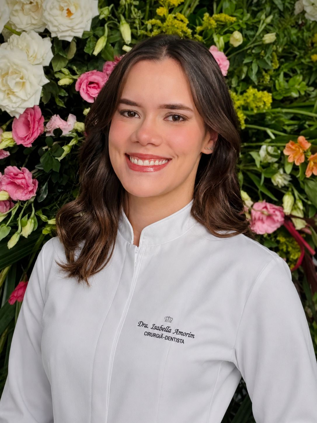Retrato da Dra. Isabella Amorim sorrindo em seu consultório
